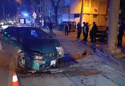 Bursa'da otomobil enerji nakil hattı direğine çarptı: 3 yaralı