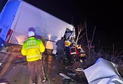 Kamyonet TIR’a arkadan çarptı: 2 ölü, 1 yaralı