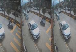 Devrilen motosikletteki 2 kişi yaralandı; kaza kamerada