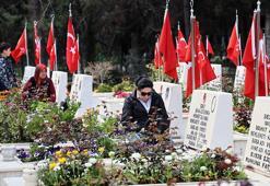 Adana'da şehitlikte 18 Mart anması