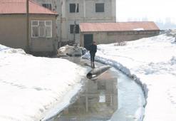 Yüksekova'da sağanak sonrası rögarlar taştı; bazı evleri su bastı