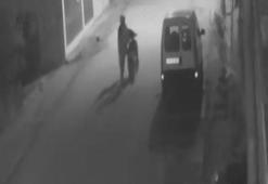 Motosikleti sürükleyerek çaldılar, o anlar kamerada
