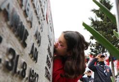 Elif, hiç görmediği şehit dayısının fotoğrafını öpüp, defalarca okşadı