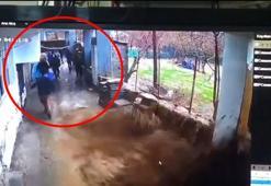 Sağanak sonrası muhtarlık ofisini su bastı; kaçış anı kamerada