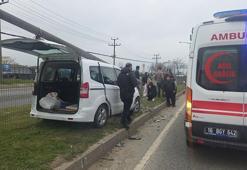 Hafif ticari araç refüjdeki aydınlatma direğine çarptı; 2 yaralı