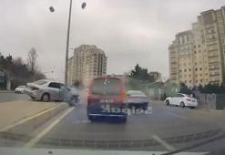 Ataşehir'de otomobilin çarptığı aydınlatma direği yola devrildi; kaza kamerada