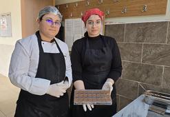 Lise öğrencileri hem meslek öğreniyor hem para kazanıyor