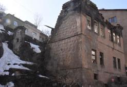 Bitlis’te tarihi evler yağışın da etkisiyle yıkılmaya başladı
