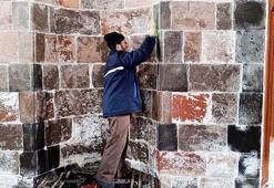 678 yıllık caminin gönüllü olarak temizliğini yapıyor