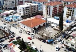 Depremde hasar gören tarihi camide 3 yıl sonra ilk namaz