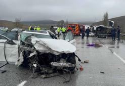 Otomobil, hafif ticari araca çarptı; baba ve oğlu öldü, 4 yaralı