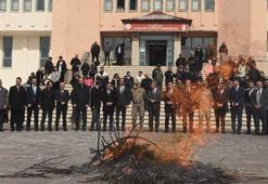 Bitlis’te nevruz programında protokol üyeleri demir dövdü, ateşten atladı