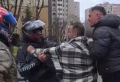 Kadıköy'de motosiklet sürücüsü ile yayaların kavgası kamerada