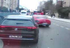 Başakşehir'de iki sürücünün 'yol verme' kavgası kamerada
