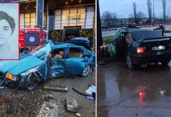 Otomobil beton reklam panosuna çarptı: 1 ölü