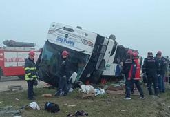 Yolcu otobüsü refüje devrildi: 2 ölü, 20 yaralı
