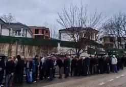 60 yıllık mahalle geleneği; bayramlaşma kuyruğu 1 kilometreyi buldu