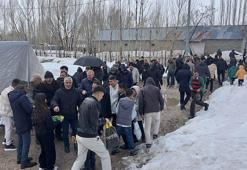 Kar altında asırlık bayramlaşma geleneği; toplu halde kapı kapı dolaştılar