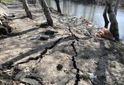 Taşkın yaşanan Tunca Nehri kıyısında çatlak ve göçükler oluştu