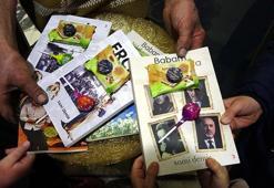 Çocuklara verdiği kitaplarının üzerine şeker ve çikolata yapıştırdı