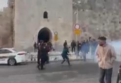 İsrail polisinden namaz kılmak için toplanan Filistinlilere müdahale