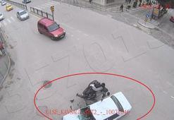 Motosikletin otomobile çarptığı kaza kamerada: 1 yaralı