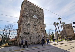 Tramvay tehdidindeki 2 bin yıllık burçlara tel örgülü önlem