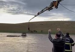 Derede mahsur kalan traktörün sürücüsü vinçle kurtarıldı