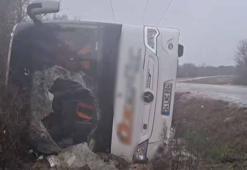 Çatalca'da polisleri taşıyan midibüs devrildi: 3 polis yaralı