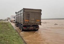 Nusaybin’de sağanak ve dolu; yollar göle döndü, evleri su bastı