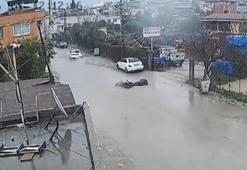 Su birikintisine giren motosiklet devrildi; kaza anı kamerada