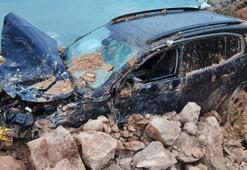 Mersin'de heyelan; kaya parçalarının altında kalan cipin sürücüsü yaralandı