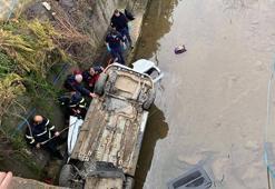 Hafif ticari araç dereye uçtu; 3 ölü, 2 yaralı