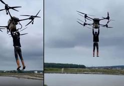 Çiftçi, drona tutunarak tarlanın diğer tarafına geçti