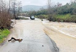 Çanakkale’de sağanak nedeniyle köy yolu kapandı, otomobil suya kapıldı