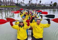 Down Sendromu Farkındalık Haftası’nda sporcular renkli çoraplarla kürek çekti
