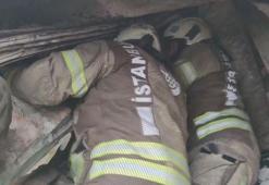 Fatih'te çöken 2 binada enkazda kalanların kurtarıldığı anlar kamerada