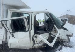 Yüksekova'da otomobille kamyonet çarpıştı: 1 ölü, 8 yaralı