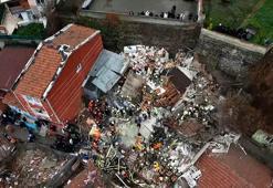 Fatih’te çöken 2 binadaki kurtarma çalışmaları havadan görüntülendi