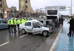 Kartal'da otomobil park halindeki araca çarptı: 1'i ağır 3 yaralı