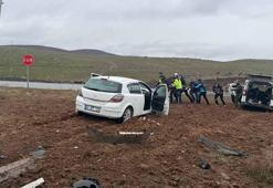 Bingöl’de hafif ticari araçla otomobil çarpıştı: 1’i ağır, 13 yaralı