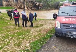 Sel suyuna kapılıp, mağaraya sığınan 4 çiftçi kurtarıldı