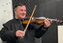 Down sendromlu Kadir'in müzik aşkı