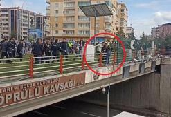 Üst geçitten atlamak isteyen kişiyi polis kurtardı