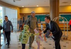 Marmaris'te turistler çiçeklerle karşılaşılandı