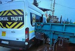 Lokomotifin okul servis minibüsüne çarptığı anlar kamera