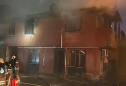 Sultangazi'de 2 katlı binada çıkan yangın söndürüldü
