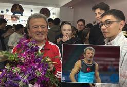 Dünya 2'ncisi beden eğitimi öğretmeni, 40 yıllık mesleğine öğrencilerinin gözyaşlarıyla veda etti