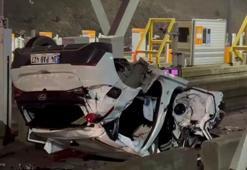 Pendik'te otomobilin gişelere çarparak takla attığı kaza kamerada