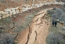 Köyde arazideki heyelan nedeniyle yolda derin çatlaklar oluştu